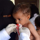 Una mujer sostiene a un niño desnutrido en un centro de tratamiento en la provincia occidental de Hodeida, en Yemen, el 16 de octubre de 2021